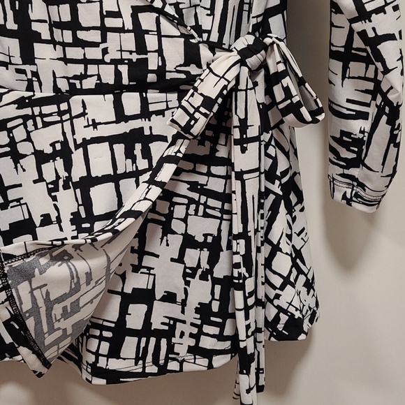 Per Seption Concept L Faux Wrap blouse. - Picture 3 of 5